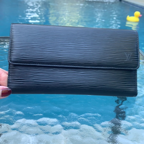 Preowned Louis Vuitton Black EPI Sarah Wallet - Picture 2 of 12